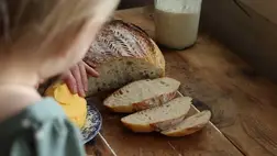 Nők ezrei sütnek kenyeret munka helyett, és a férjüknél is jobban keresnek. Illusztráció. Fotó:TheBallerinaFarm / YouTube