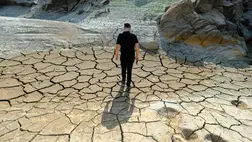 Egy férfi sétál a gát vízszintjének csökkenésével felszabadult területen a Caglayan híd közelében Törökországban 2023. október 4-én. Fotó: Ozgun Tiran / Anadolu / Getty Images