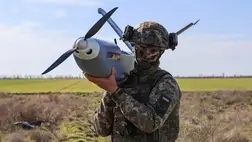 Ukrán katona egy GOR típusú ukrán felderítődrónt tart a kezében 2025. március 14-én. Fotó: Ivan Antypenko / Suspilne Ukraine / JSC UA:PBC / Global Images Ukraine / Getty Images