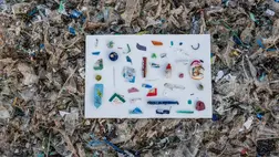 Apróra tört műanyagdarabok Balin, Indonéziában 2021. február 2-án, miután a hullámok a partra sodorták őket. Fotó: Agung Parameswara / Getty Images