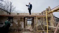 Szabó György rabbi a magyarkomjáti zsinagóga bontásán. Fotó: Szollár Zsófi / Index