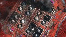 Egy műholdas felvétel a megrongálódott olajtároló tartályokból felszálló füstről, miközben azok égnek egy ukrán támadást követően az oroszországi Primorszkban, 2026. március 29-én. Fotó: Vantor / Reuters