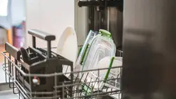 Tilos mosogatógépbe tenni az ilyen edényeket – Mérgező vegyületek oldódnak ki belőlük. Illusztráció. Fotó: Getty Images