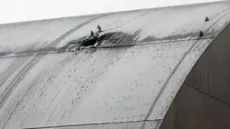 Mentők dolgoznak azon a helyszínen, ahol 2025. január 14-én egy robbanófejjel felszerelt orosz támadó drón csapódott be az ukrajnai Kijev megyében található csernobili atomerőmű Új Biztonsági Burkolatába. Fotó: Tarasov / Ukrinform / NurPhoto / Getty Images Hungary