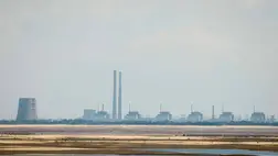 A Zaporizzsja atomerőműv a Nikopol város közelében fekvő Kakhovka-víztározó partjáról Ukrajnában, 2023. június 16-án. Fotó: Alina Smutko / Reuters