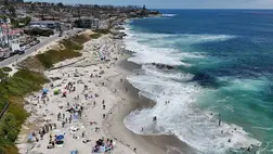 Légi felvételen látható, ahogy az emberek napoznak a strandon, miközben a hullámok megtörnek a La Jolla-i Windansea Beach partvonalán 2026. június 20-án. Fotó: Kevin Carter / Getty Images