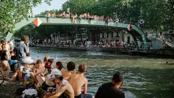 Tömegek gyűlnek össze a Canal Saint-Martin partján és hídjain Párizsban 2026. június 23-án, miközben a várost már több napja tartó intenzív hőhullám sújtja. Fotó: Samuel Boivin / NurPhoto / Getty Images