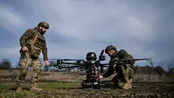 Ukrán katonák egy Baba Jaga típusú nehézbombázó drónt készítenek elő 2026. március 23-án. Fotó: Dmytro Smolienko / Ukrinform / NurPhoto / Getty Images