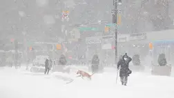  Sűrű hóesésben járókelők a New York-i Union Square környékén 2021. február 1-jén (Fotó: MTI/EPA/Justin Lane)