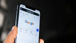 Sokan azt hiszik, hogy a Google adatgyűjtése ellen nem lehet mit tenni. Fotó: Solen Feyissa / Unsplash / https://unsplash.com/photos/person-holding-black-android-smartphone-UWVJaDvXW_c