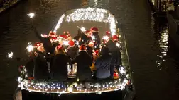 Díszesen kivilágított hajók úsznak egy csatornán a karácsonyi hajóparádén Amszterdamban 2010. december 23-án (Fotó: MTI/EPA/Marcel Antonisse)