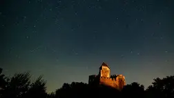 A hosszú expozíciós idõvel készült képen csíkot húz az égen egy hullócsillag a hollókõi vár felett 2023. augusztus 13-án, a Perseida meteorraj hullásának idején. (Fotó: MTI/Komka Péter)