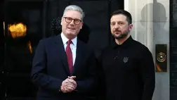 Keir Starmer brit miniszterelnök (b) fogadja Volodimir Zelenszkij ukrán elnököt a londoni Downing Street 10-es szám alatti miniszterelnöki rezidencián, 2025. március 1-jén (Fotó: Getty Images/Peter Nicholls)