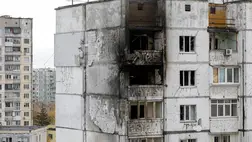 Orosz dróntámadásban találatot kapott kijevi lakótömb. (Fotó: MTI/EPA/Szerhij Dolzsenko)