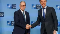 Mark Rutte NATO-főtitkár (jobb) Keir Starmer brit miniszterelnököt üdvözli a védelmi szövetség brüsszeli székházában 2025. február 3-án. MTI/EPA/Olivier Matthys