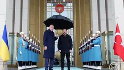 A török elnöki sajtóhivatal felvételén Recep Tayyip Erdogan török elnök (j) fogadja Volodimir Zelenszkij ukrán elnököt az ankarai államfői palotában 2025. február 18-án. MTI/EPA/Török elnöki sajtóhivatal