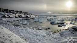 Sodródó jég a nem egészen húszezer lakosú grönlandi főváros, Nuuk óceánpartján 2025. március 7-én. MTI/EPA/Ritzau/Mads Claus Rasmussen