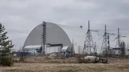 A csernobili atomerőmű acélszarkofággal lefedett 4-es reaktorblokkja az észak-ukrajnai Csernobilban 2022. április 5-én (Fotó: MTI/AP/Oleksandr Ratushniak)