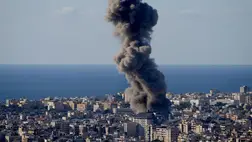  Füst száll a magasba egy izraeli légicsapás után Bejrút túlnyomórészt síiták lakta déli elővárosában, Dahijében 2024. október 19-én. (Fotó: MTI/AP/Huszein Malla)