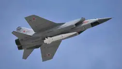 H-47 Kindzsal rakéta, melyet egy MiG-31K elfogó vadászgép szállít. (Forrás: Wikipédia)