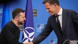 Mark Rutte NATO-főtitkár és Volodimir Zelenszkij ukrán elnök a NATO védelmi minisztereinek kétnapos találkozója alatt tartott sajtóértekezleten a védelmi szervezet brüsszeli székházában (Fotó: MTI/EPA/Olivier Matthys)