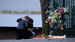 Gyászolók a Kaethe Kollwitz iskolában, a Dortmund közelében fekvő Lünenben 2018. január 24-én. Az előző napon egy 15 éves tanuló leszúrta az egyik 14 éves diáktársát, aki belehalt sérüléseibe (Fotó: MTI/EPA/Friedemann Vogel)