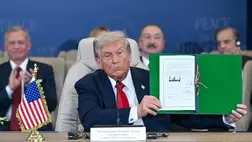 Donald Trump az egyiptomi Sarm-es-Sejkben rendezett közel-keleti békemegállapodásról szóló tűzszüneti megállapodás aláírása után 2025. október 13-án (Fotó: AUL LOEB / AFP))