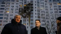 Andrij Szibiha ukrán (b) és Petr Macinka cseh külügyminiszter sajtótájékoztatót tart egy orosz dróntámadásban súlyosan megrongálódott lakóház előtt Kijevben 2026. január 9-én. MTI/EPA/Szerhij Dolzsenko.