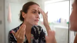 Ez a divatos bőrápolási szokás többet árthat, mint használ