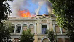 Lángokban áll a Harkivi Művészeti Múzeum egy orosz dróntámadás után. Fotó:  (Ukraine's State Emergency Service / Telegram)