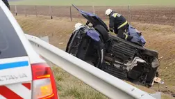 letért az útról és árokba hajtott egy autó péntek délután az M5-ös sztrádán, Inárcs térségében. A kiemelt kép illusztráció. Fotó: MTI/Donka Ferenc