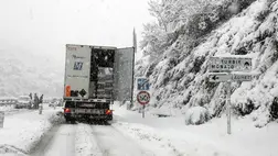  Egy kamion vesztegel az autópályán a francia–monacói határvidéken (Fotó: MTI/EPA/ASM/SIPA)