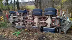 Árokba hajtott egy betonkeverő teherautó Gát végén. Fotó: DSZNSZ