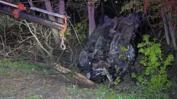 Összeroncsolódott személygépkocsi Kiskunfélegyháza közelében egy alsórendű úton 2026. április 4-én (Fotó: MTI/Donka Ferenc)