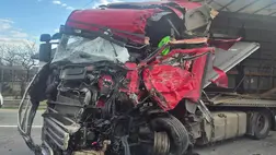 Két teherautó ütközött a Kijev-Csap úton, Beregrákos közelében. Egy ember meghalt, egy másik megsérült. Fotó: DSZNSZ