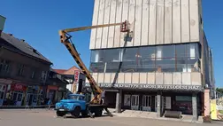 Balesetveszély miatt bontják a vakolatot a beregszászi Kulturális és Szabadidő Központ épületén. Fotó: Kárpátinfo.net