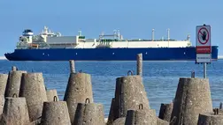 Az amerikai cseppfolyósított földgázt (LNG) szállító Isabella tartályhajó a lengyelországi Swinoujscie LNG-terminál kikötőjébe érkezik 2022. április 28-án (Fotó: MTI/EPA-PAP/Marcin Bielecki)