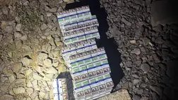 Szolgálati kutya vezette nyomra a határőröket: a cigarettát egy vasércpelletet szállító tehervagon oldalsó üregeiben rejtették el. Fotó: DPSZU