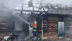Csornoholován egy lakóházban keletkezett tűz oltása közben egy 72 éves férfi holttestét találták meg a tűzoltók. Fotó: DSZNSZ