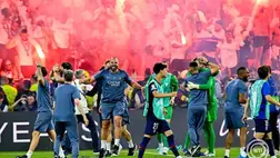 A győztes Paris Saint-Germain csapata ünnepel a labdarúgó Bajnokok Ligája döntőjében játszott Paris Saint-Germain - Arsenal mérkőzés végén a Puskás Arénában 2026. május 30-án. Megvédte címét a Paris Saint-Germain, miután 1-1-es döntetlent és hosszabbítást követően tizenegyesekkel 4-3-ra legyőzte az Arsenalt. MTI/Hegedüs Róbert