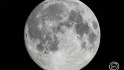 A Nemzetközi Űrállomás (International Space Station, ISS, középen j) elhalad a Hold előtt Szurdokpüspöki közeléből fényképezve 2025. november 4-én éjjel. MTI/Komka Péter