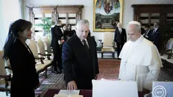 XIV. Leó pápa (j) magánaudiencián fogadja Orbán Viktor miniszterelnököt (k) a Vatikánban 2025. október 27-én. Balról Lévai Anikó, a kormányfő felesége. MTI/Vatikáni Média