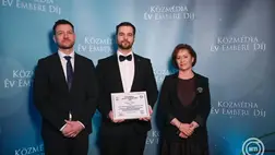 A Közmédia Év Embere Díjával kitüntetett Kapu Tibor kutatóűrhajós (k), valamint Altorjai Anita, a Duna Médiaszolgáltató Nonprofit Zrt. vezérigazgatója és Papp Dániel, az MTVA vezérigazgatója az elismerés átadásán 2026. február 20-án. MTI/Bruzák Noémi