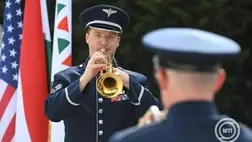 A U.S. Air Force Five Star Brass rézfúvós kvintett zenél az Amerikai Egyesült Államok alapításának és függetlenségi nyilatkozata kiadásának 250. évfordulója alkalmából rendezett koszorúzási ünnepségen George Washington városligeti szobránál 2026. július 1-jén. MTI/Bruzák Noémi