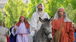 Jézus jeruzsálemi bevonulását megjelenítő virágvasárnapi menet résztvevői a barkaszentelés után a debreceni Déri téren 2019. április 14-én (Fotó: MTI/Czeglédi Zsolt)