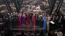 Budapest, 2026. március 28. A Dal 2026 televíziós show-műsor döntőjének fellépői, középen a győztes Re Va Dame, a Veled álmodtam című dal előadója. MTI/Szigetváry Zsolt