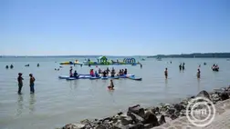 Balatonfüred, 2025. augusztus 8. SUP-oktatás a Sportoló Nemzet Roadshow balatonfüredi állomásán a Kisfaludy-strandon 2025. augusztus 8-án. MTI/Vasvári Tamás