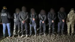 A magyar határnál tartóztattak fel egy magyar állampolgár által vezetett katonaköteles férfiakból álló csoportot. Fotó: DPSZU