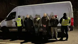 Katonaköteleseket csempésztek Kárpátaljára egy leplombált mikroautóbuszban – a rendőrök elfogták a 21 éves szervezőt. Fotó: Ukrán Nemzeti Rendőrség