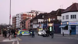 Emberek állnak a helyszín közelében, miután a Hatzola nevű zsidó közösségi szervezethez tartozó négy mentőautót felgyújtottak London északnyugati részén, 2026. március 23-án. Fotó: Hannah McKay / Reuters)